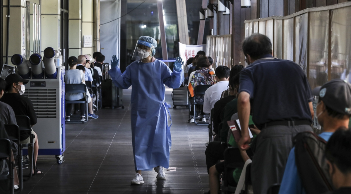 ▲ 28일 오전 서울시 송파구보건소 선별진료소에서 시민들이 검사를 받기 위해 줄 서 있다. (뉴시스)