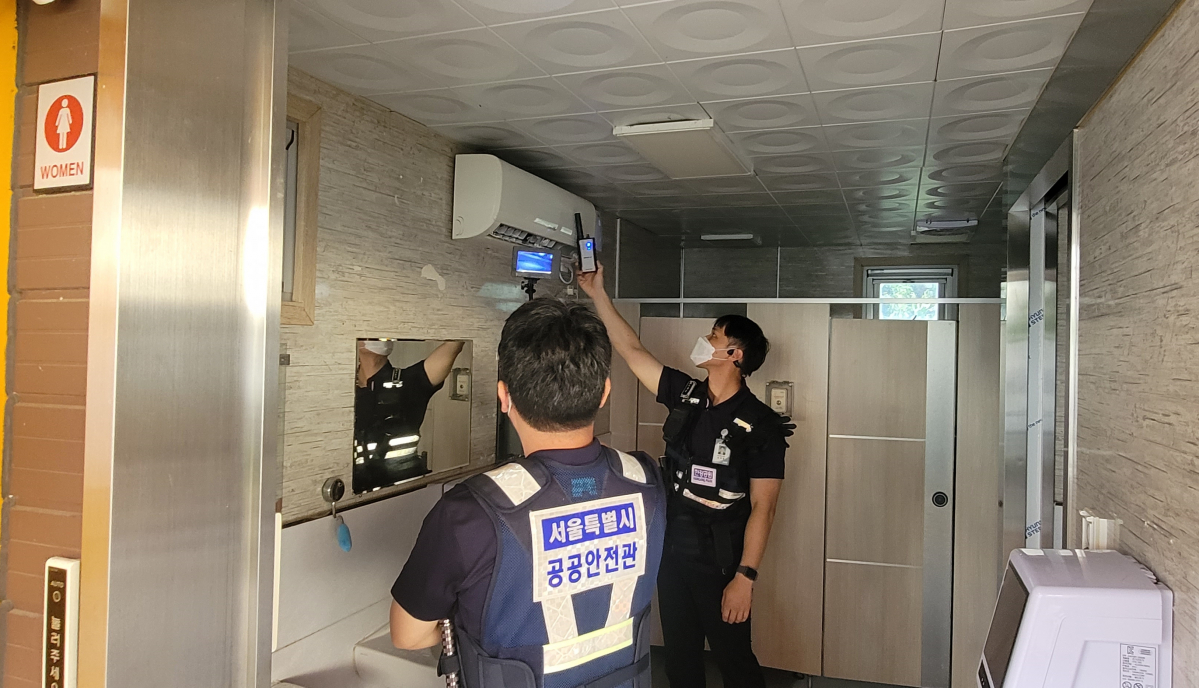 ▲기동순찰반이 한강공원 내 화장실 불법 촬영 점검을 하고 있다. (사진제공=서울시)