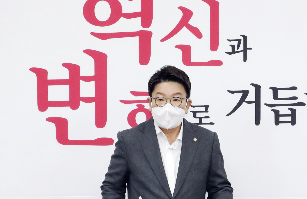 ▲[서울=뉴시스] 최진석 기자 = 국민의힘 권성동 원내대표가 29일 서울 여의도 국회에서 열린 비상대책위원회 회의에서 참석자들과 인사를 나누고 있다. (공동취재사진) 2022.08.29. photo@newsis.com
