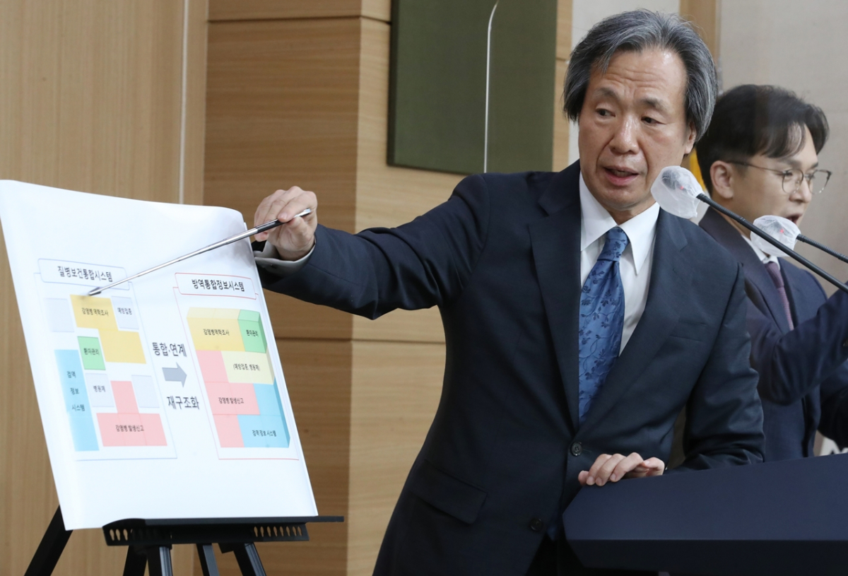 ▲정기석 국가감염병위기대응자문위원장이 29일 오전 서울 종로구 정부서울청사 별관에서 열린 제4차 국가 감염병 위기대응 자문위원회 회의 결과를 브리핑하고 있다. (뉴시스)