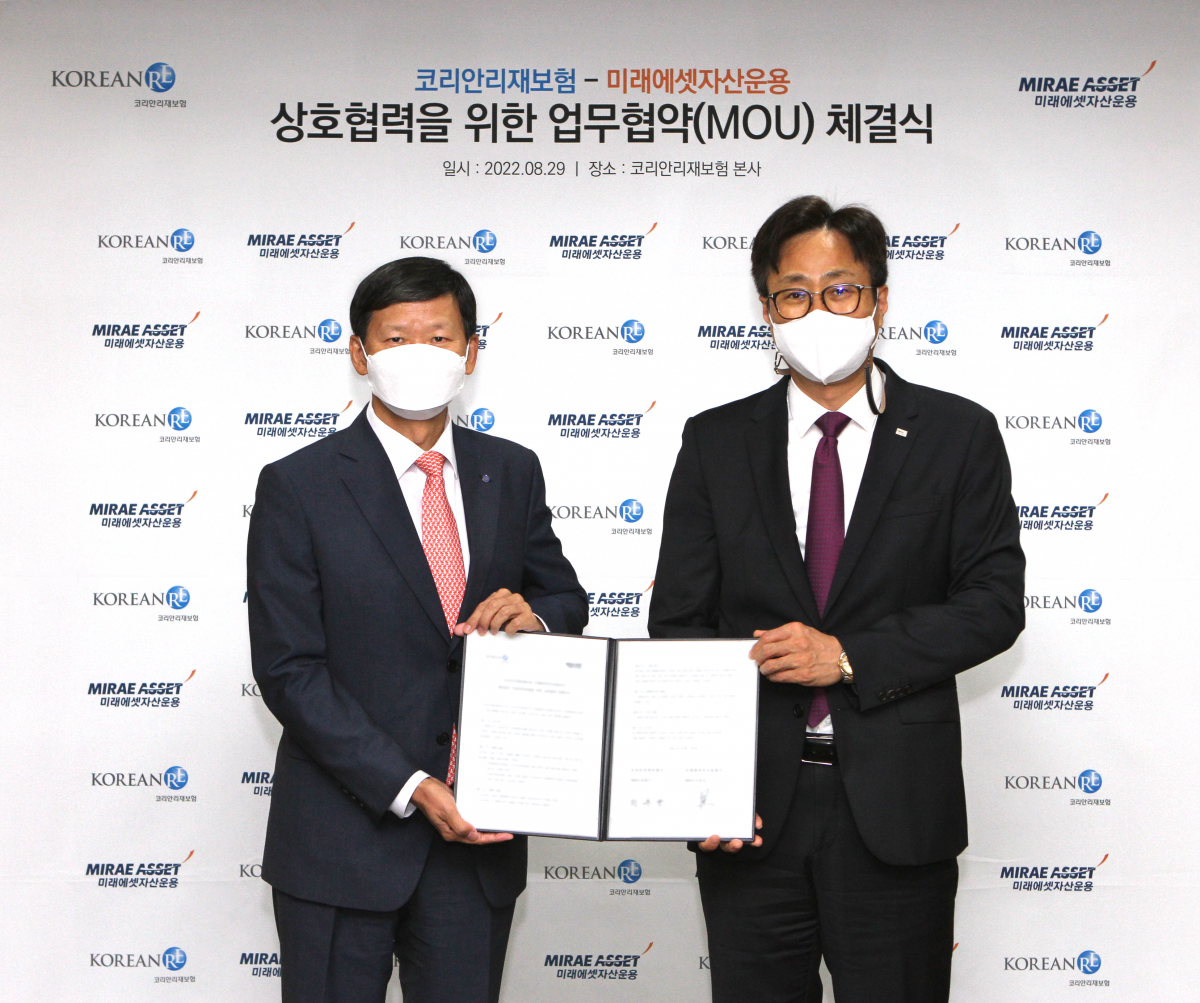 ▲코리안리재보험 본사에서 진행된 MOU 체결식. 왼쪽부터 원종규 코리안리재보험 원종규 대표이사 사장, 이병성 미래에셋자산운용 대표. (제공=미래에셋자산운용)