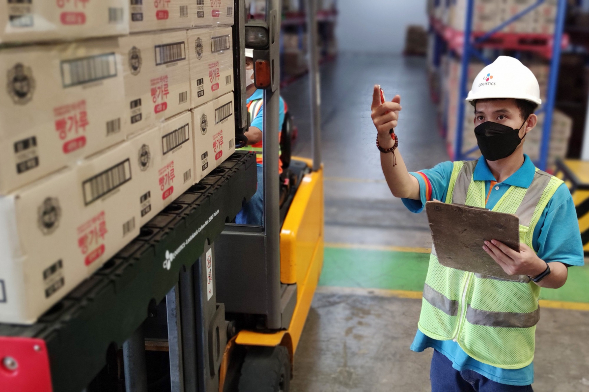 ▲CJ대한통운 인도네시아 물류센터에서 현지 직원이 작업을 수행하고 있다.  (사진제공=CJ대한통운)