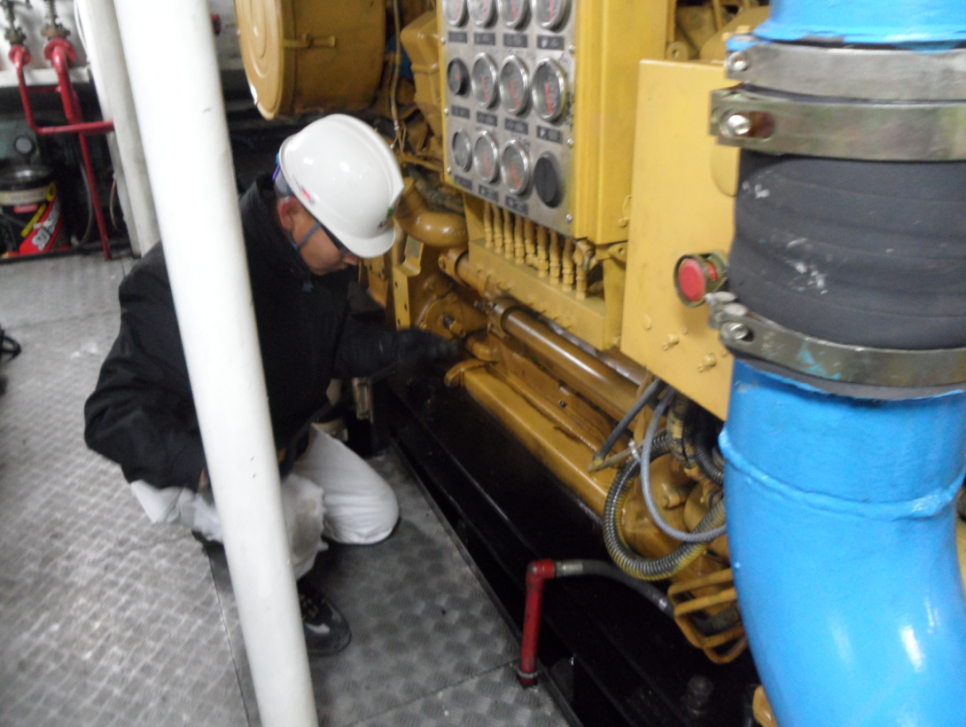 ▲한국해양교통안전공단 관계자가 선박 안전을 검사하고 있다. (사진제공=해양수산부)