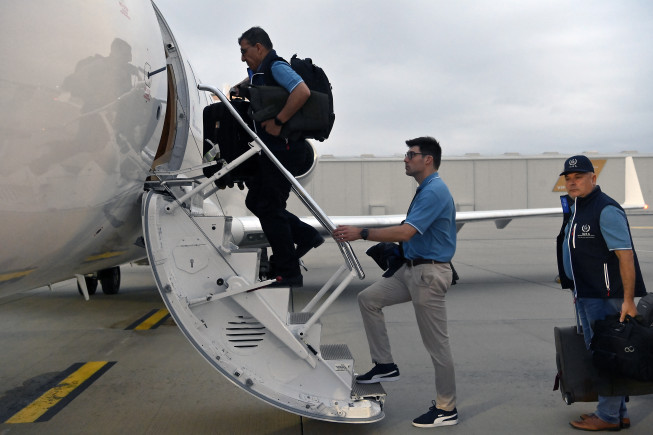 ▲29일(현지시간) 오스트리아 빈국제공항에서 국제원자력기구(IAEA) 사찰단이 우크라이나로 향하는 비행기가 탑승하고 있다. 빈/EPA연합뉴스