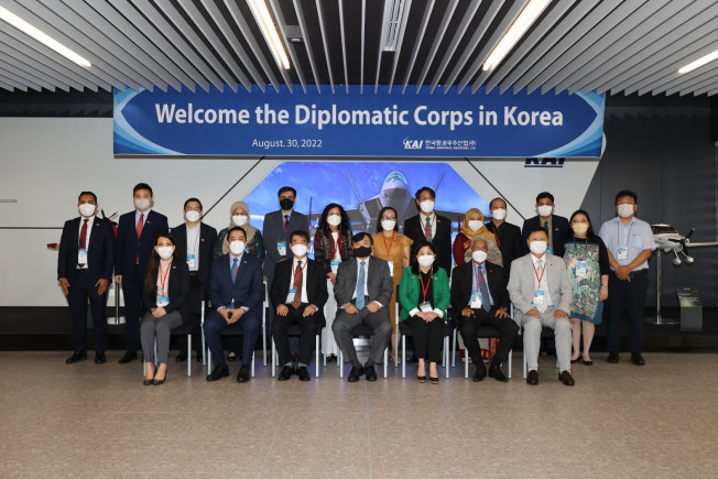 ▲KAI 안현호 사장(앞줄 중앙)과 16개국 주한대사단 기념 단체 사진. (사진제공=KAI)