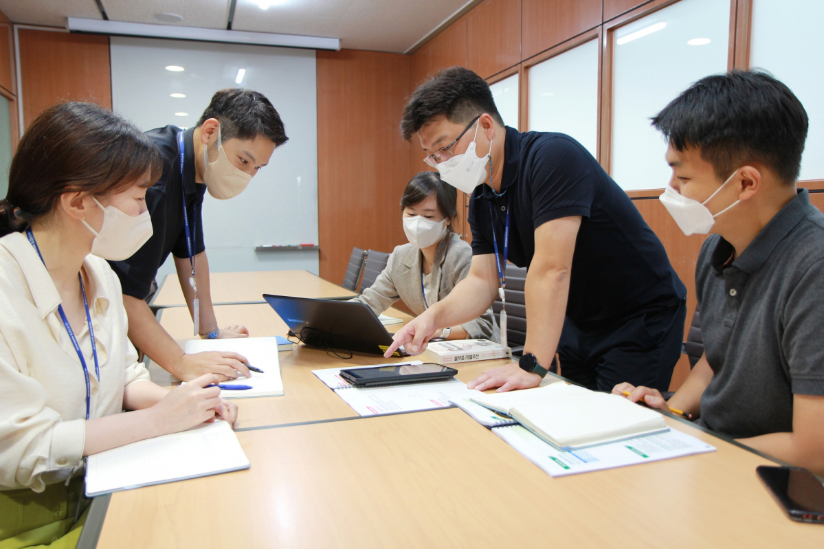 ▲우리은행은 30일부터 직원들의 창의적 아이디어를 바탕으로 실제 사업화를 추진하는 ‘2022 Great Challenge Award 혁신아이디어 공모전’ 을 개최한다. 직원들이 혁신 아이디어 공모를 위한 회의를 진행하고 있다. (사진제공=우리은행)