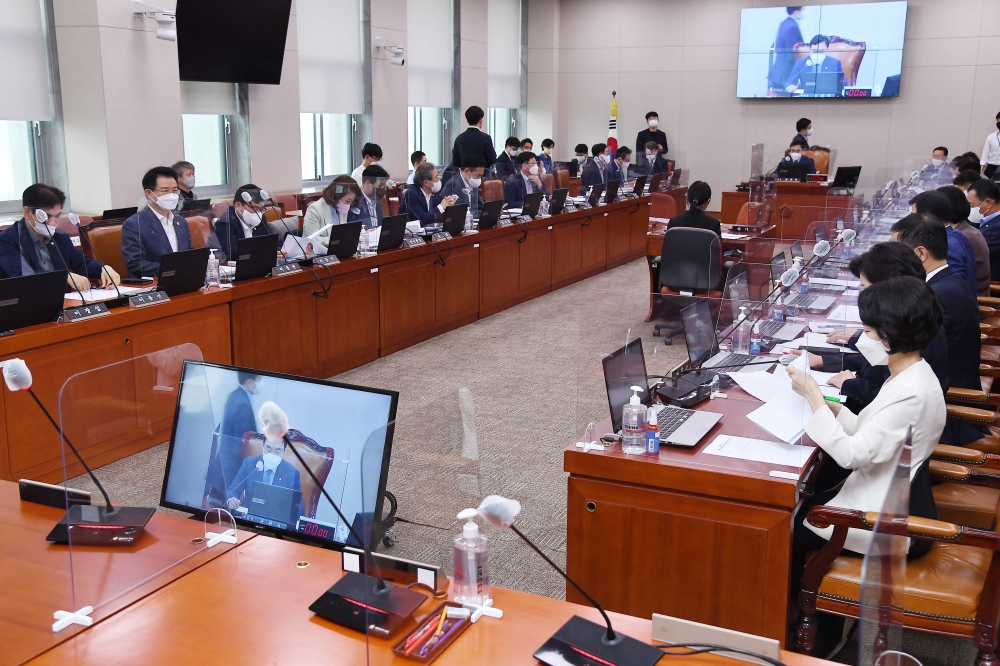 ▲29일 서울 여의도 국회에서 열린 산업통상자원중소벤처기업위원회 전체회의에서 윤관석 위원장이 회의를 주재하고 있다. 이날 회의는 미국의 수입산 전기차 및 배터리 세제지원 차별 금지 촉구 결의안을 가결했다. 신태현 기자 holjjak@ (이투데이DB)