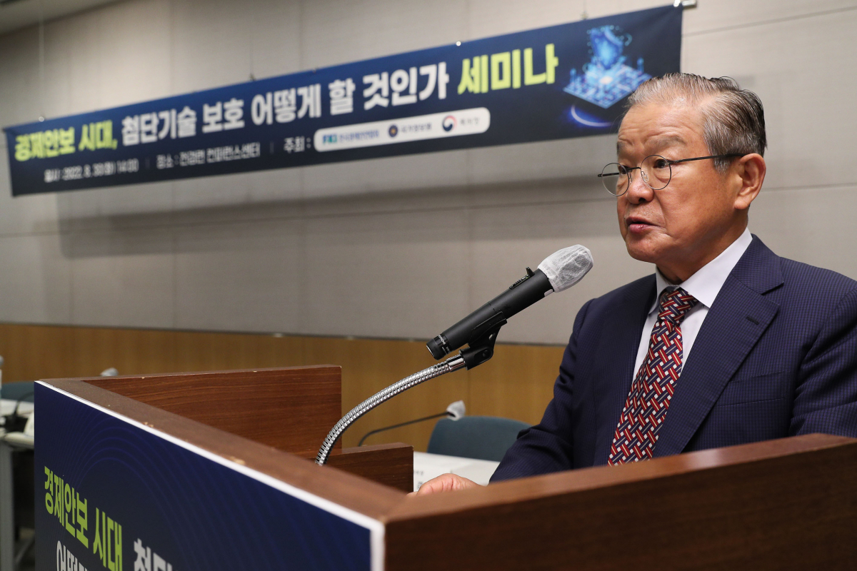 ▲권태신 전경련 부회장이 30일 전경련회관 컨퍼런스센터에서 열린 '경제안보 시대, 첨단기술 보호 어떻게 할 것인가' 세미나에 참석해 인사말을 하고 있다. (사진제공=전경련)