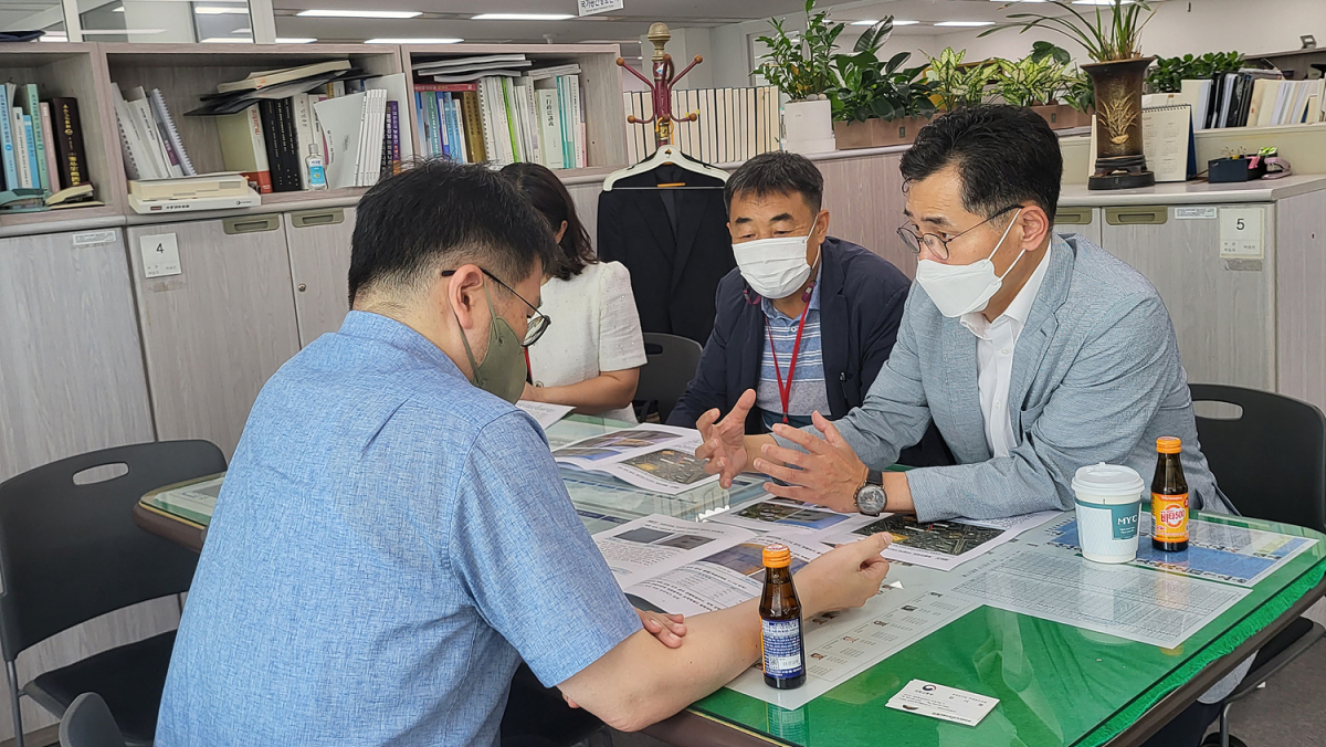 ▲이기재 양천구청장이 국토교통부를 방문해 건의사항을 전달하고 있다. (자료제공=양천구)