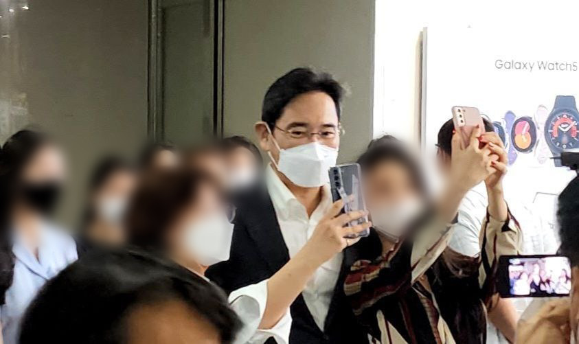 ▲이재용 삼성전자 부회장이 삼성SDS 잠실캠퍼스 직원들과 사진촬영을 하고 있다. (제공=삼성전자)