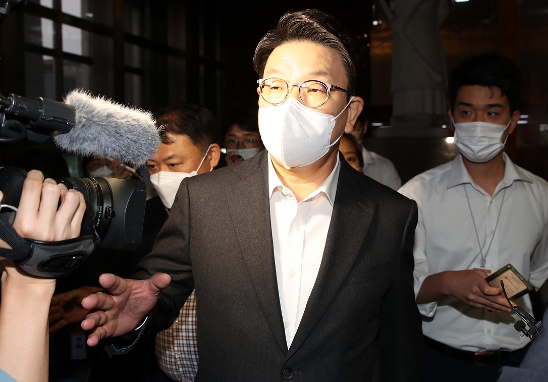 ▲<YONHAP PHOTO-3532> 의원총회 마친 권성동 원내대표    (서울=연합뉴스) 백승렬 기자 = 국민의힘 권성동 원내대표가 30일 국회에서 열린 의원총회를 마친 뒤 원내대표실로 향하고 있다. 2022.8.30 [국회사진기자단]    srbaek@yna.co.kr/2022-08-30 16:52:42/<저작권자 ⓒ 1980-2022 ㈜연합뉴스. 무단 전재 재배포 금지.>