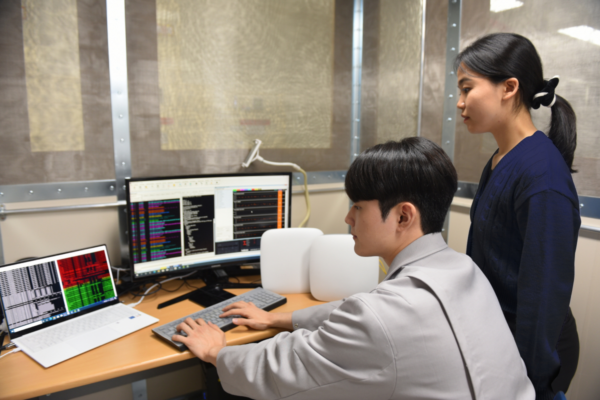 ▲삼성전자 임직원들이 이음5G 전용 장비의 성능을 검증하고 있다. (사진제공=삼성전자)