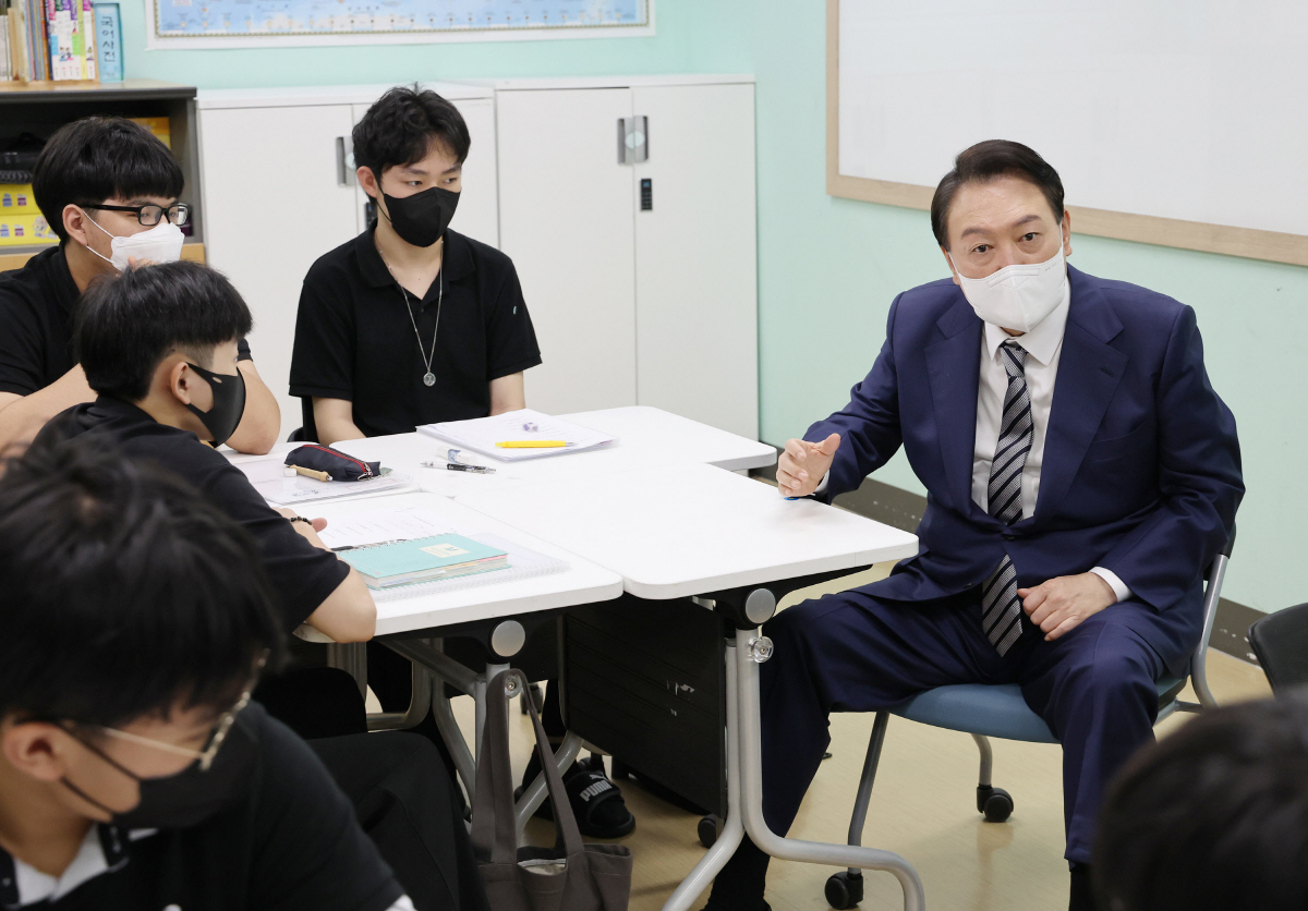 ▲윤석열 대통령이 30일 서울 구로구 가족센터를 방문해 대안교육 위탁교육기관인 움틈학교에서 국어 수업 참관한 후 학생들의 질문에 답변하고 있다.(대통령실통신사진기자단)
