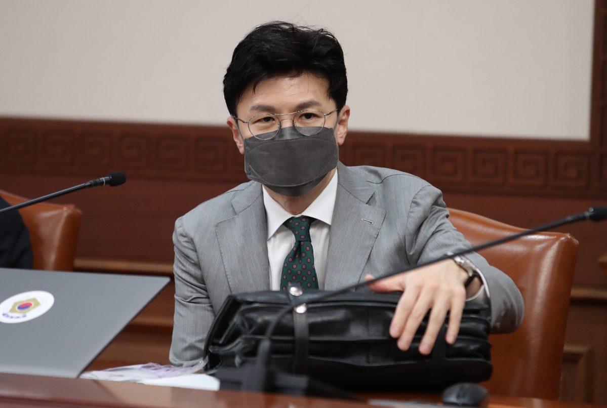 ▲한동훈 법무부 장관이 30일 오전 서울 종로구 정부서울청사에서 세종-서울 영상으로 열린 국무회의에 참석하고 있다.  (뉴시스)