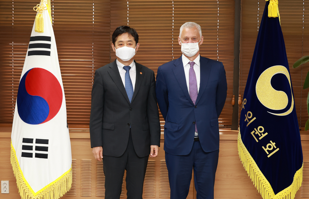 ▲김주현(왼쪽) 금융위원장이 31일 오전 서울 종로구 정부서울청사에서 SC그룹 글로벌 CEO 빌 윈터스와 만나 기념촬영을 하고 있다.  (금융위원회)