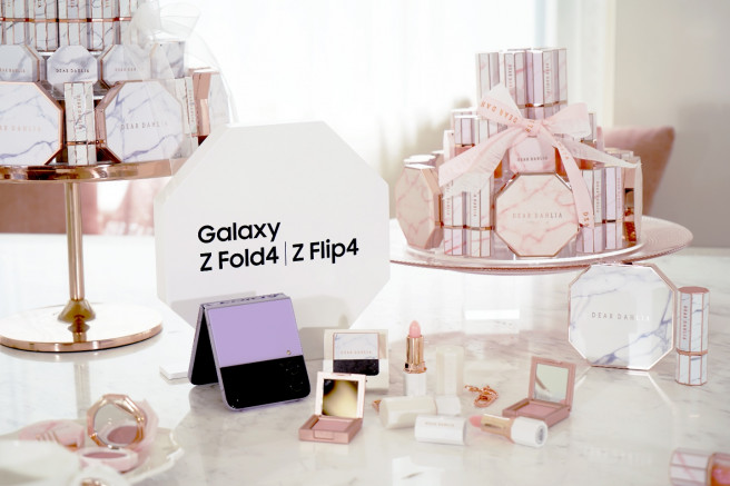 ▲갤럭시 Z플립4 콜라보를 위해 특별 제작된 디어달리아 제품 이미지(사진제공=디어달리아)