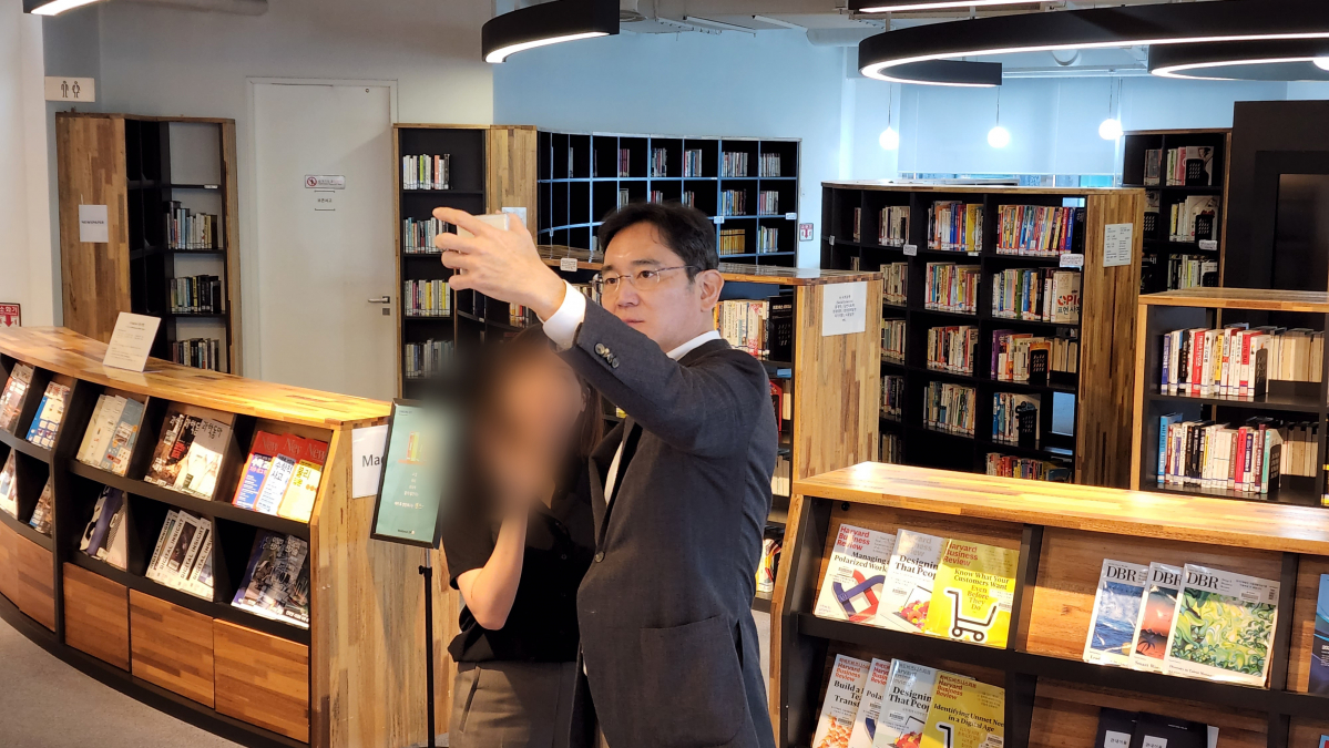 ▲이재용 삼성전자 부회장이 30일 찾은 삼성SDS에서 직원의 Z플립으로 셀카를 찍고 있다.  (사진제공=삼성전자)