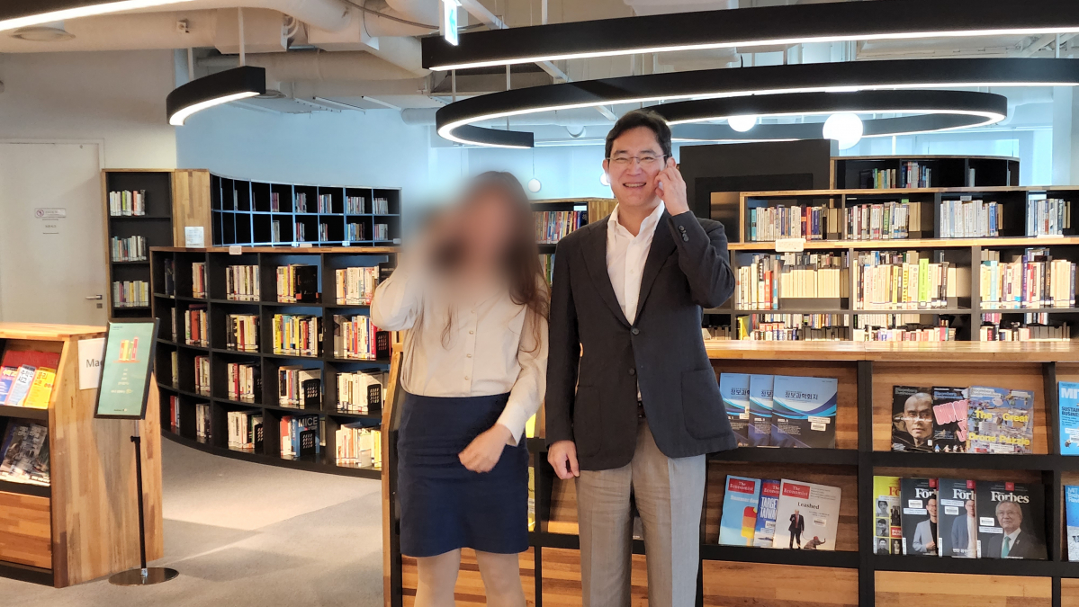 ▲이재용 삼성전자 부회장이 30일 찾은 삼성SDS에서 직원과 볼하트를 하고 있다.  (사진제공=삼성전자)