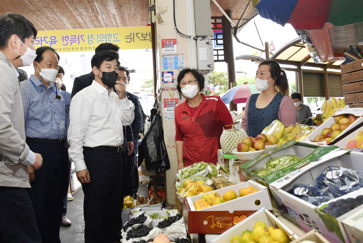 ▲최상대 기획재정부 2차관이 8월 31일 청주 육거리시장을 방문, 농축산물 할인쿠폰 집행현장점검을 하고 있다. (사진제공=기획재정부)