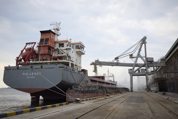▲우크라이나 오데사 항구에서 지난달 29일 튀르키예 선박에 곡물이 담기고 있다. 오데사/AP뉴시스
