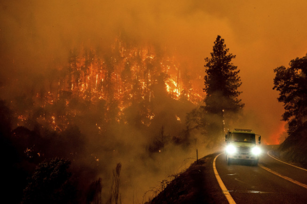 ▲7월 30일 미국 캘리포니아주 클래머스 국유림에서 맥키니 산불이 일어나는 가운데 96번 고속도로를 한 트럭이 지나고 있다. AP뉴시스