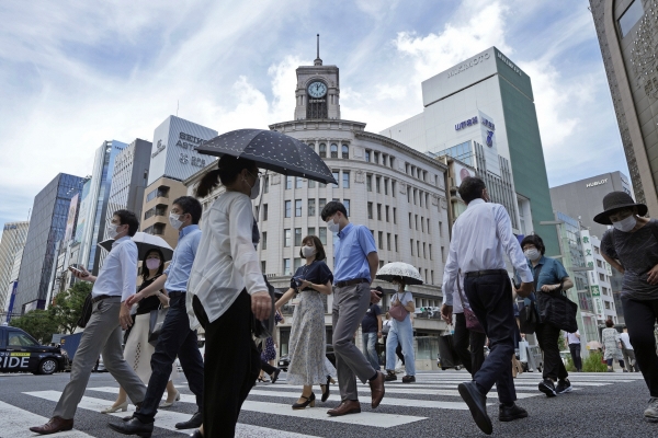 ▲일본 도쿄에서 7월 28일 시민들이 길을 걷고 있다. 도쿄/AP뉴시스
