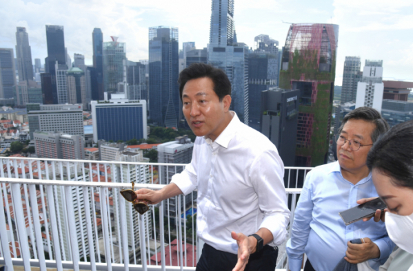 ▲오세훈 서울시장이 1일 오전(현지시간) 세계에서 가장 높은 공공주택으로 알려진 싱가포르 공공주택 '피나클 앳 덕스톤' 50층 전망대에서 서울형 고품질 공공주택 공급 계획을 밝히고 있다. (사진제공=서울시)