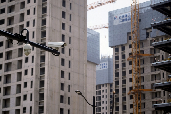 ▲중국 상하이 아파트 건설 현장 인근에 CCTV가 설치돼 있다. 상하이/로이터연합뉴스 
