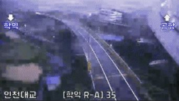 ▲인천의 한 도로에 설치된 CCTV 영상에 강한 번개가 치는 모습이 담겼다. (출처= 온라인 커뮤니티)
