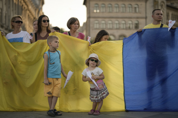 ▲7월 24일 루마니아 부쿠레슈티에서 우크라이나 피란민들이 반러시아 시위를 하고 있다. 부쿠레슈티/AP뉴시스