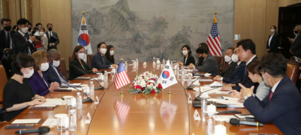 ▲낸시 펠로시(왼쪽 두 번째) 미국 연방하원의장이 4일 서울 여의도 국회에서 김진표 국회의장과 회담을 하고 있다.  (국회사진기자단)