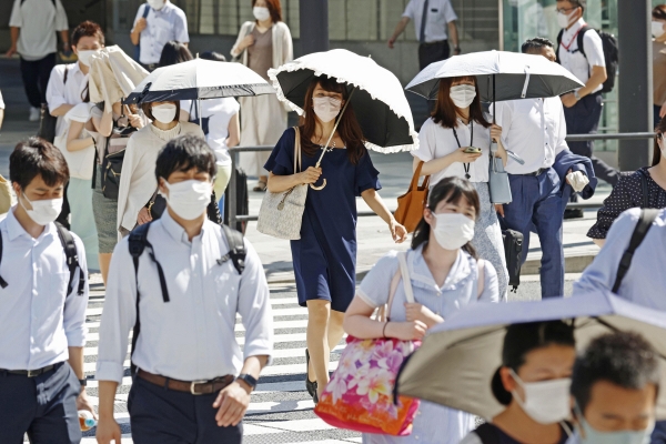 ▲6월 27일 일본 도쿄에서 사람들이 양산을 쓴 채 횡단보도를 건너고 있다. 도쿄/AP뉴시스
