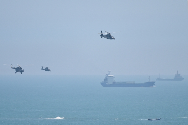 ▲중국 군용 헬리콥터들이 4일 대만 맞은 편 푸젠성 핑탄섬 앞을 지나가고 있다. 핑탄/AFP연합뉴스
