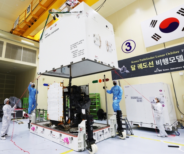 ▲(뉴시스) 달 궤도선 ‘다누리’가 7월 4일 대전 유성구 한국항공우주연구원 위성조립실에서 발사장 이송을 위해 컨테이너에 실리고 있다.

