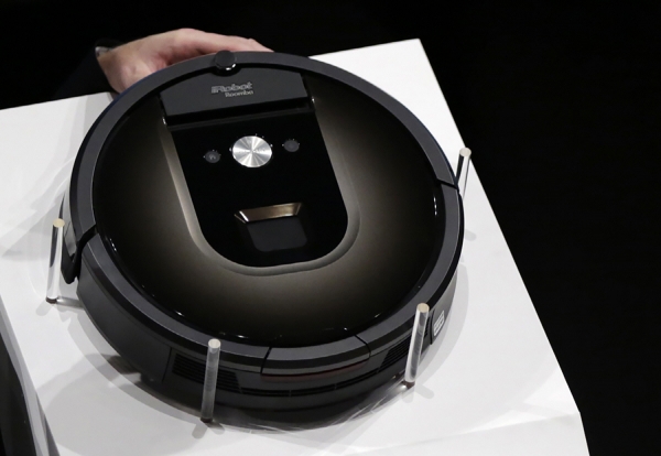▲아이로봇의 로봇청소기 룸바가 일본 도쿄에서 전시돼 있다. 아마존은 5일(현지시간) 아이로봇을 17억 달러에 인수하기로 했다고 발표했다. 도쿄/AP연합뉴스 
