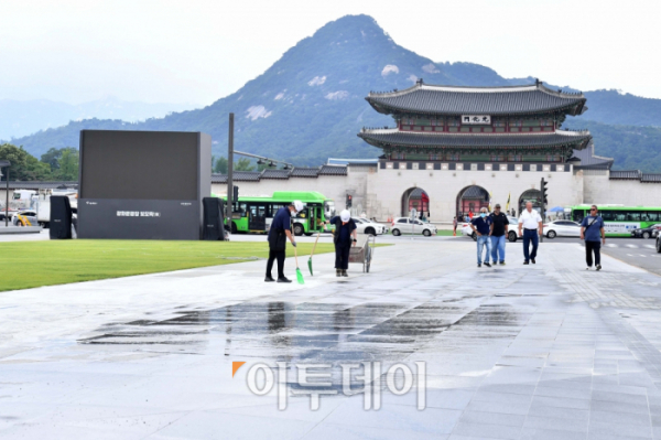 ▲5일 서울 광화문광장 일대가 재개장을 하루 앞두고 마무리 작업에 분주한 모습을 보이고 있다.  (신태현 기자 holjjak@ )