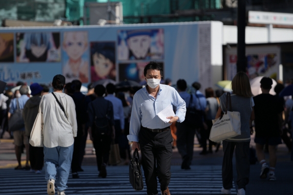 ▲일본 도쿄의 한 거리에서 7월 29일 한 직장인이 마스크를 착용한 채 길을 걷고 있다. 도쿄/신화뉴시스

