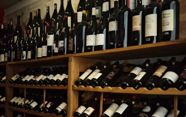 ▲프랑스 파리의 한 와인매장에 와인들이 진열돼 있다. 파리/AP뉴시스
