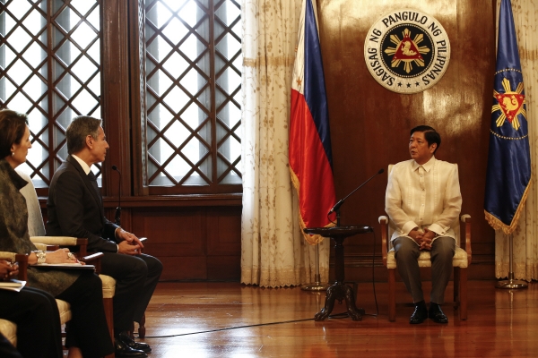 ▲필리핀을 방문한 토니 블링컨(왼쪽에서 2번째) 미국 국무장관이 6일(현지시간) 마닐라에서 페르디난드 마르코스(오른쪽) 대통령과 회담하고 있다. 마닐라/EPA연합뉴스 

