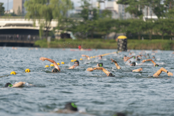 ▲'2022 롯데 Oe 레이스' 참가자들이 맑아진 석촌호수에서 수영하고 있다.  (사진제공=롯데물산)