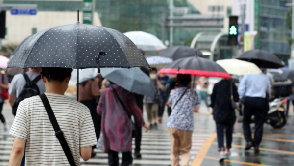 ▲부산도시철도 동래역 인근에서 시민들이 우산을 쓰고 발걸음을 재촉하고 있다. (연합뉴스)