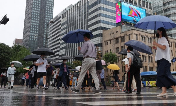 ▲(연합뉴스) 7월 21일 오전 서울 종로구 광화문네거리에서 시민들이 우산을 쓴 채 이동하고 있다.
