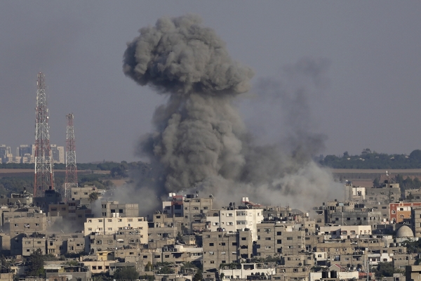 ▲이스라엘의 공습에 7일(현지시간) 가자지구에 연기가 치솟고 있다. 가자/AP뉴시스
