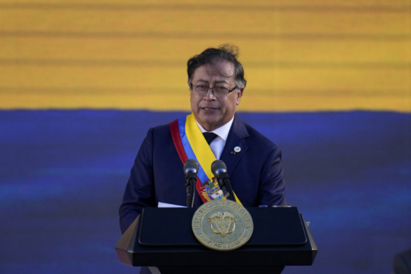 ▲7일(현지시간) 구스타보 페트로 콜롬비아 대통령이 취임사를 전하고 있다. 보고타/AP뉴시스