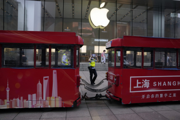 ▲6월 1일 중국 상하이의 한 애플스토어 앞을 경찰이 지나고 있다. 상하이/AP뉴시스