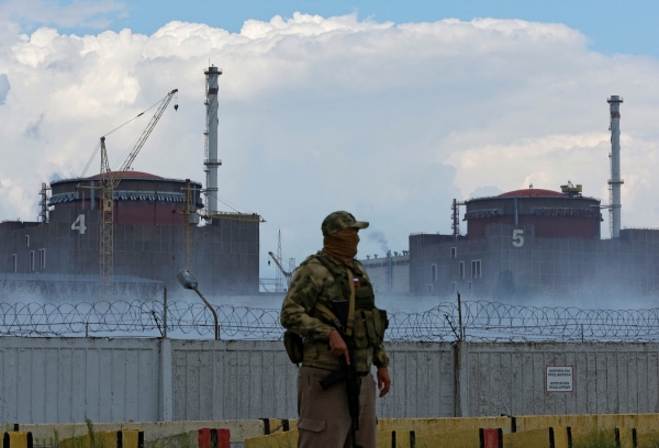 ▲우크라이나 에네르호다르의 자포리자 원전에서 4일 러시아군이 경계근무를 서고 있다. 에네르호다르/로이터연합뉴스
