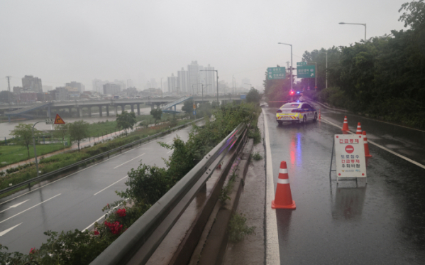 ▲13일 경찰이 집중호우로 동부간선로 일부 구간을 통제하고 있다.  (연합뉴스)