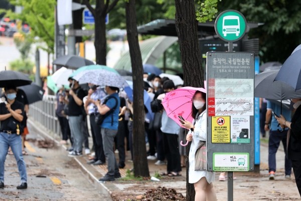 ▲(뉴시스) 9일 오전 서울 동작구 동작역 앞 버스 정류소에서 시민들이 버스를 기다리고 있다.
