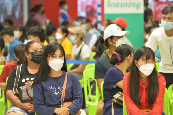 ▲태국 방콕 시민이 지난달 19일(현지시간) 신종 코로나바이러스 감염증(코로나19) 백신을 맞기 위해 기다리고 있다. 방콕/신화뉴시스