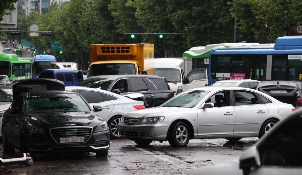 ▲(연합뉴스) 9일 오전 서울 강남구 대치역 인근 도로에 폭우로 침수됐던 차들이 놓여 있다.
